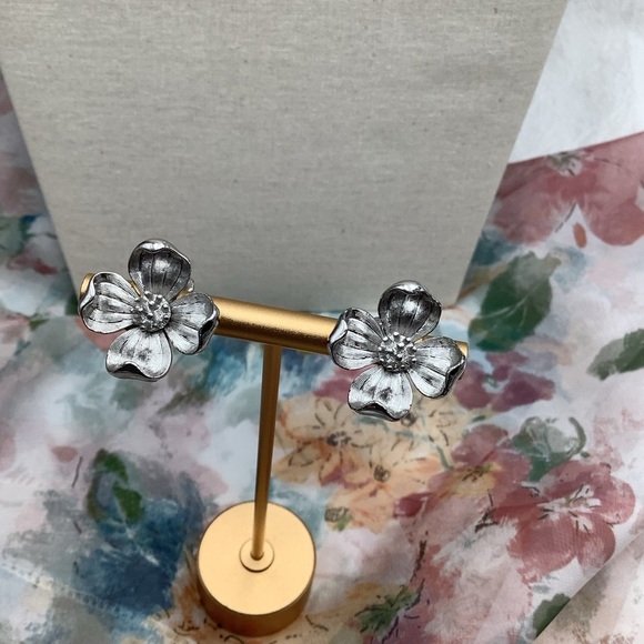 🎄🎄Vintage Trifari Dogwood Silver Clip Earrings - Picture 2 of 3